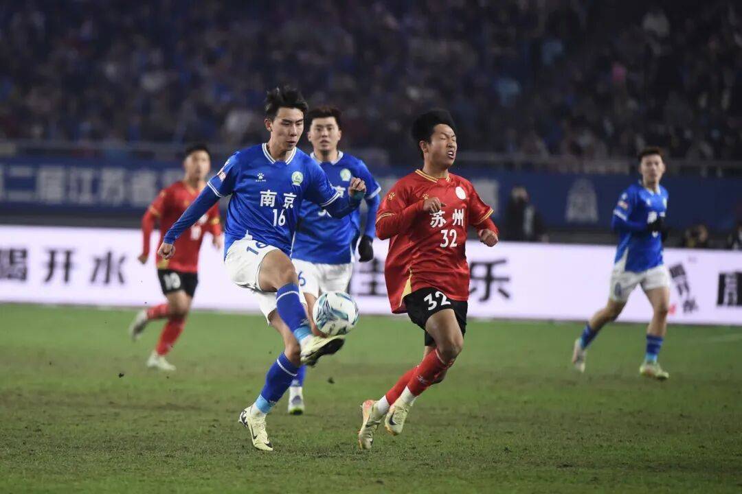 紧张激烈的足球对抗赛精彩连连