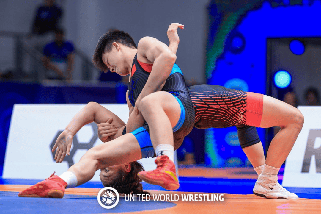 九游电竞-包含摔跤比赛洞悉战术，运动员技压群雄的词条