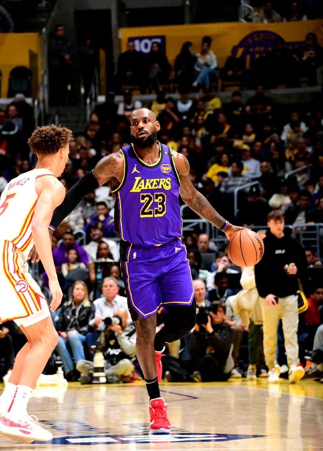 篮网大胜马刺，继续领跑东部